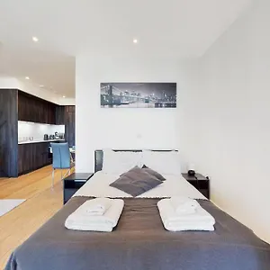Superb In Greenwich With Balcony & Roof Apartment