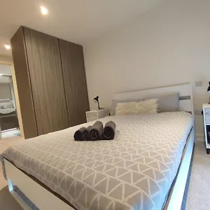 Luxury Riverside With Easy Access To London, O2, Excel Centre And Parking Apartment